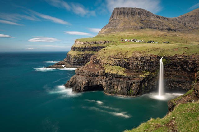 Gásadalur, quần đảo Faroe: Nằm ở đảo Vágar, thị trấn Gásadalur được bao quanh bởi những ngọn núi cao nhất trên đảo, trong đó phải kể đến Árnafjall cao 722m ở phía bắc và Eysturtindur đạt 715 m về hướng đông.Dân số nơi đây ngày một giảm trong những năm qua và hiện nay chỉ còn 18 người sinh sống